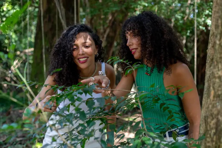 Letizia e Serena Migliore no Parque da Ciência Butantan onde foi encontrado a espécie de besouro-joia Agrilus butantan