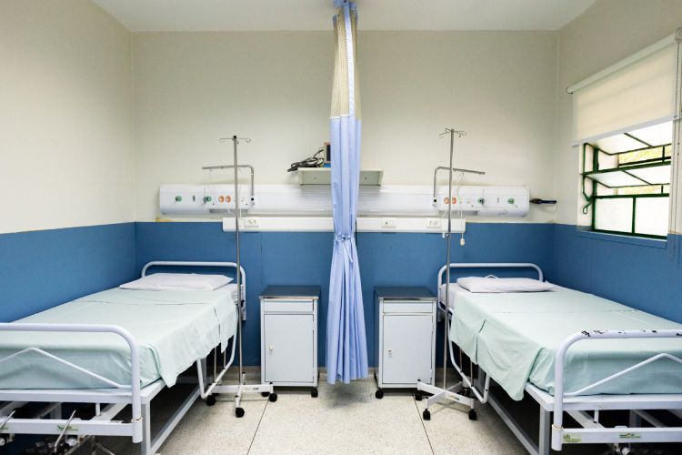 Duas camas em ambiente hospitalar