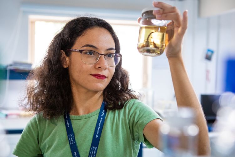 Aluna faz experimento em laboratório do Instituto Butantan