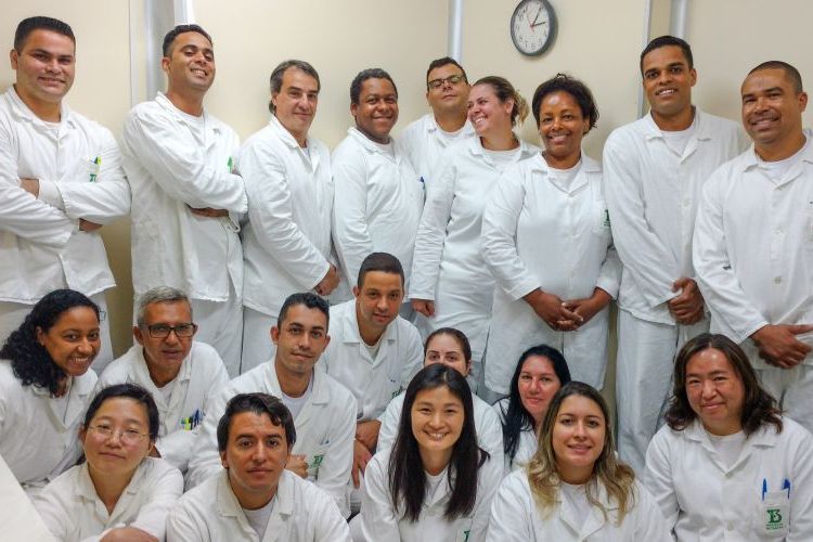 Parte da equipe responsável pelo desenvolvimento da vacina da dengue no Butantan