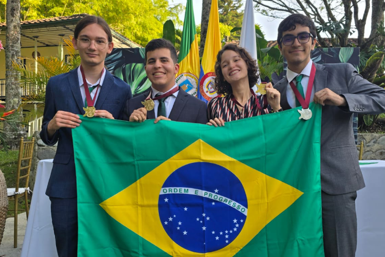 Paulo e Julia foram medalha de ouro na OIAB 2025