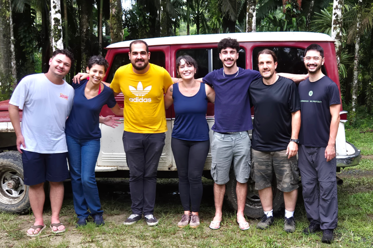 Camila Lorenz e alunos durante trabalho de campo