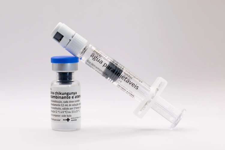 Embalagem da vacina contra Chikungunya do Instituto Butantan