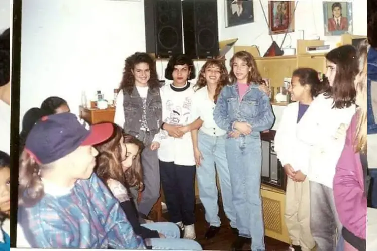 Francisca de Paula junto com amigas na sala de sua casa nos anos 90