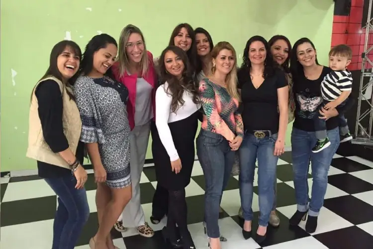 Francisca está abraçada com amigas em reencontro estudantil