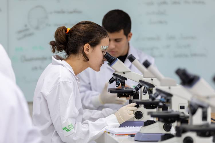 Julia Miranda durante prática de laboratório no Butantan
