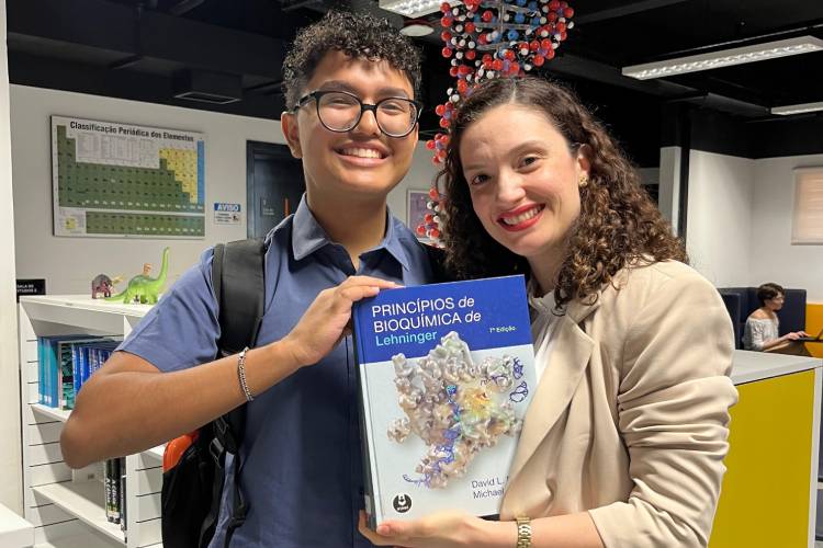 Marcos Paulo Santos e a professora de biologia Valéria Mafra visitam a  Ilum Escola de Ciências