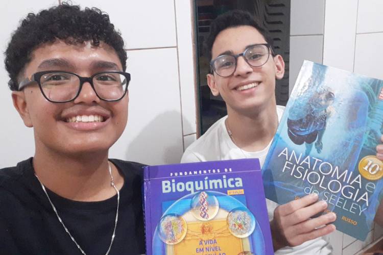 Marcos Paulo Santos e amigo estudam para a Olimpíada Brasileira de Biologia (OBB)