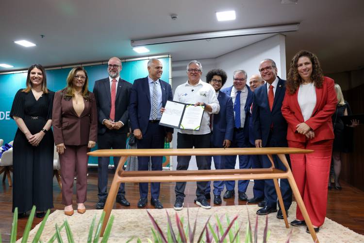 O diretor-executivo da Fundação Butantan, Saulo Nacif, compareceu à cerimônia de posse do novo diretor-presidente da Anvisa, Leandro Safatle, e da nova diretoria da agência. que contou também com a presença do ministro da Saúde, Alexandre Padilha