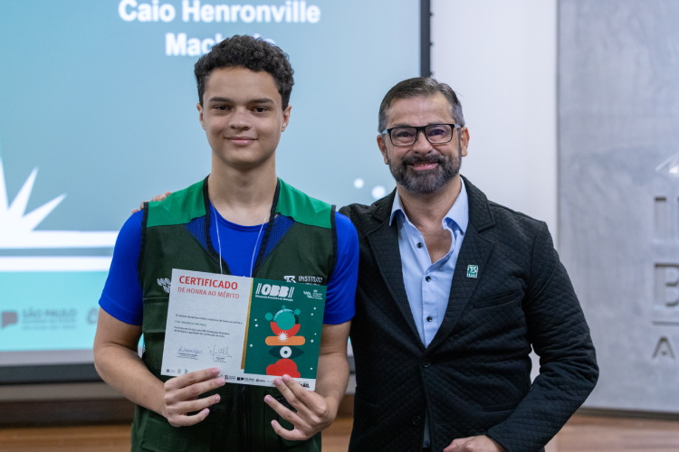 O estudante Caio Heronville Machado, do Colégio Santo Antônio/MG, se classificou para a OIAB
