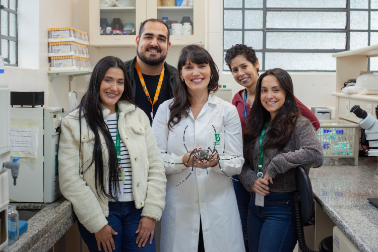 Camila Lorenz orienta 11 alunos no Laboratório de Parasitologia dentro do projeto Jovem Pesquisador Fapesp