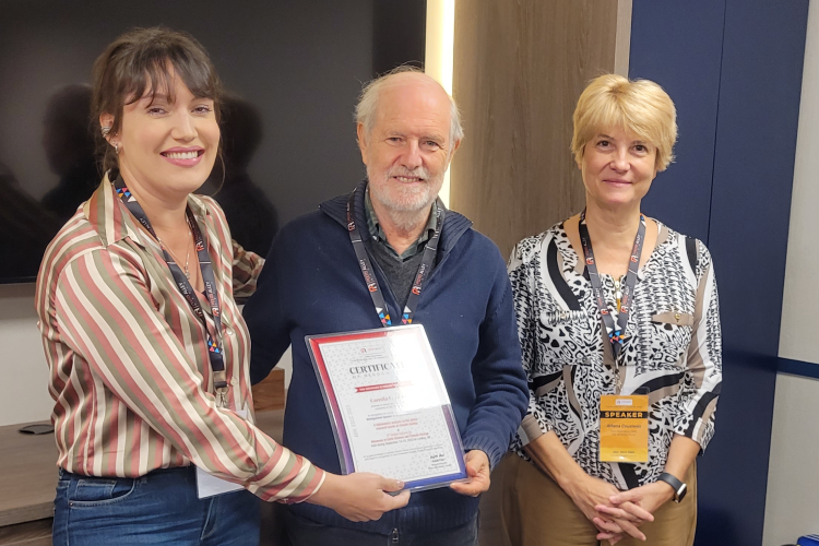 Camila Lorenz recebe menção honrosa pelo seu trabalho no 2º Global Summit on Advances in Earth Science and Climate Changes, em Londres, na Inglaterra,