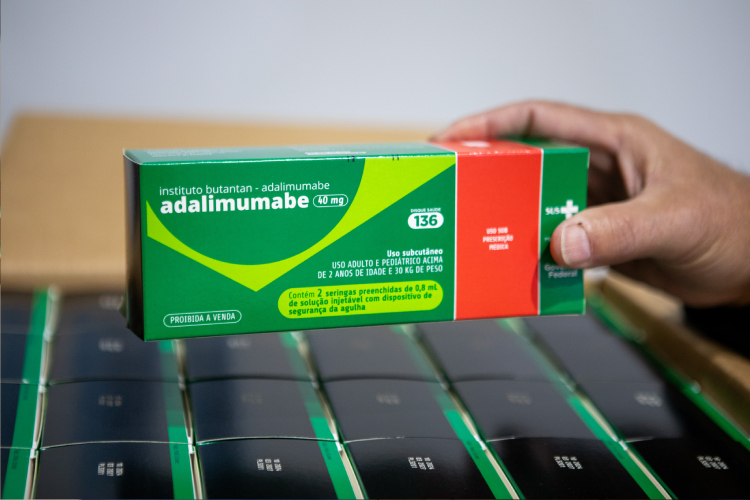 Embalagem de Adalimumabe, fabricado no Instituto Butantan