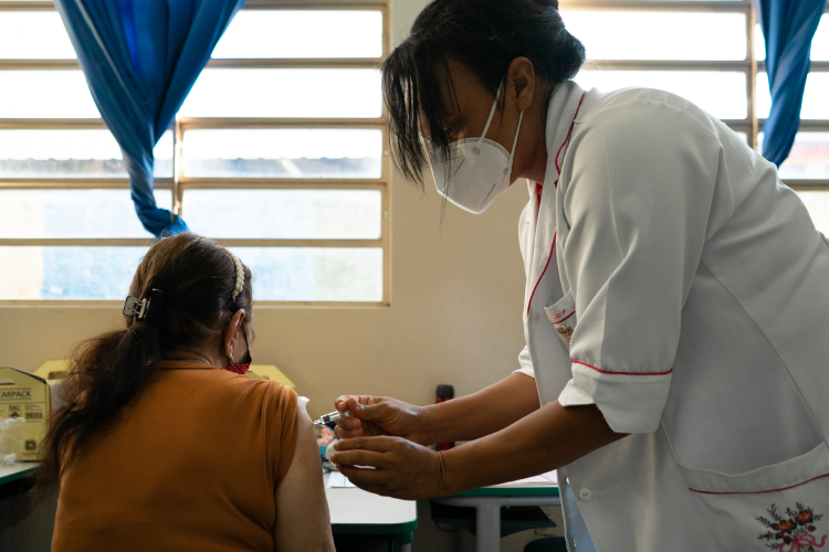 Mulher recebe vacina
