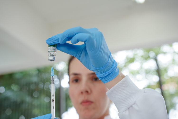 Enfermeira prepara vacina contra dengue do Butantan para aplicação em Botucatu