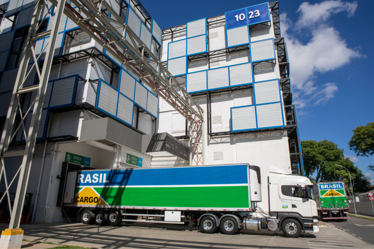 Entrega de doses da vacina contra o VSR saindo de fábrica do Instituto Butantan