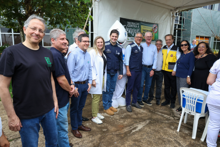 Esper Kallás, Eleuses Paiva durante início da vacinação contra dengue em Botucatu