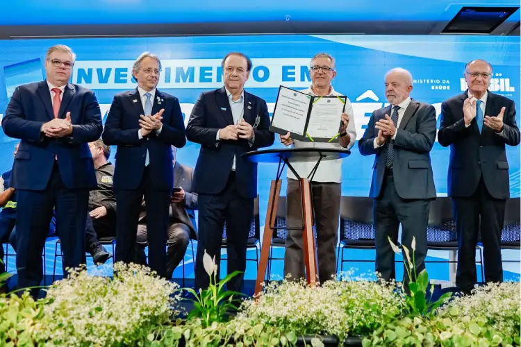 Saulo Nacif, Esper Kallas, Eleuses Paiva e Alexandre Padilha no Instituto Butantan