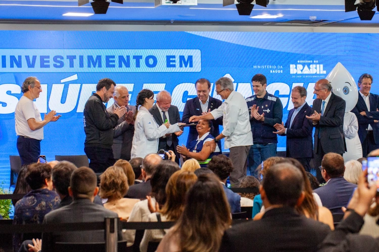 Agente comunitária de saúde é vacinada com a Butantan-DV no Instituto Butantan