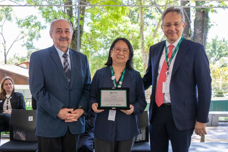 A diretora técnica de Produção de Soros do Butantan e ex-diretora do HVB, Fan Hui Wen, é homenageada durante cerimônia de 80 anos do HVB