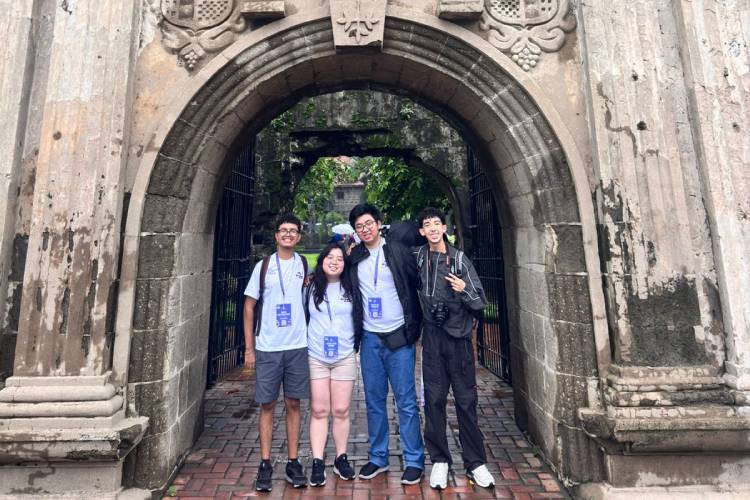 Marcos Paulo Santos, Gustavo Oda, Caroline Okumura e Henrique Oliveira visitam o Forte Santiago, em Manila 