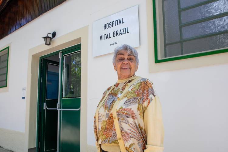  A auxiliar de enfermagem Ieda Silva de Fausto em frente a placa do Hospital Vital Brazil