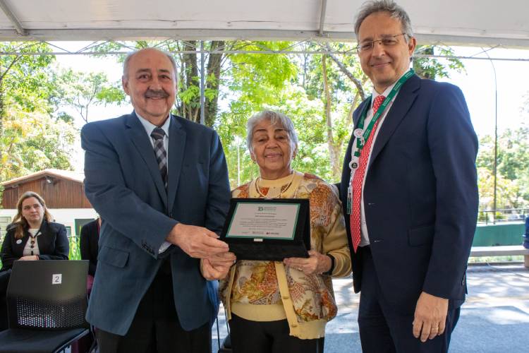 A auxiliar de enfermagem Ieda Silva de Fausto recebe placa comemorativa em cerimônia de 80 anos do Hospital Vital Brazil