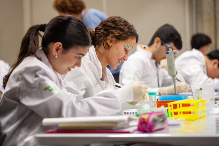 Alunos em aula de capacitação para OBB no Instituto Butantan