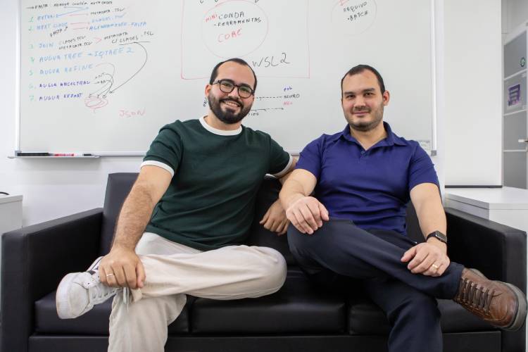 Os pesquisadores e bioinformatas James Siqueira e Alex Ranieri, do Instituto Butantan