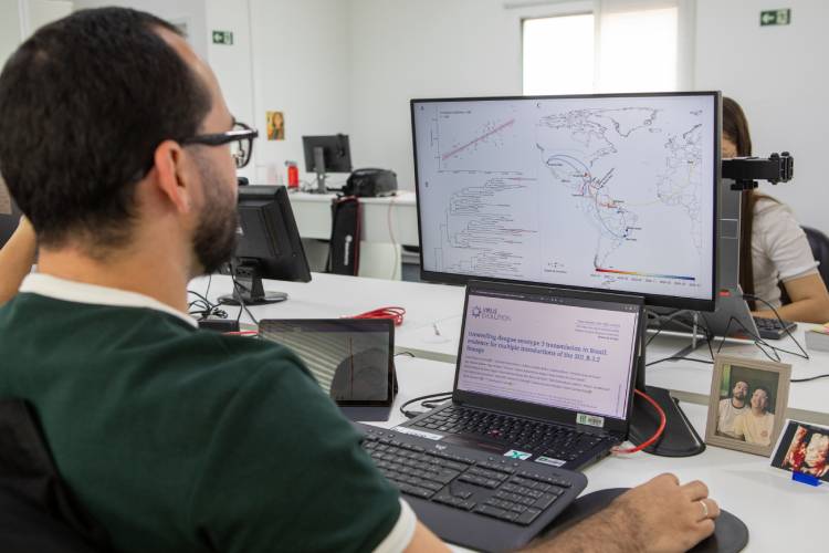 O bioinformata James Siqueira, do Instituto Butantan