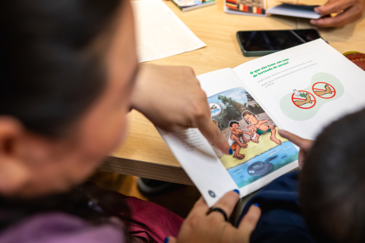 Visitantes leem livros no espaço de literatura infantojuvenil do edifício Vital Brazil