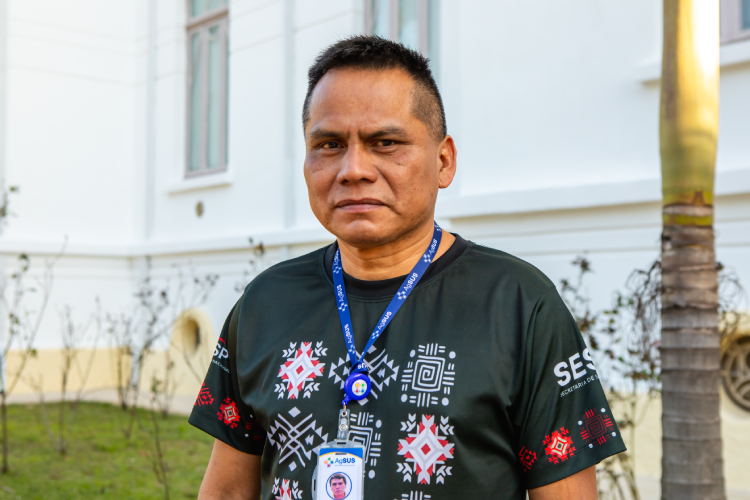 O pedagogo da CASAI/SP Laerte Rupré, do povo Xavante, atua como uma ponte entre o tratamento em São Paulo e as escolas nas aldeias de origem