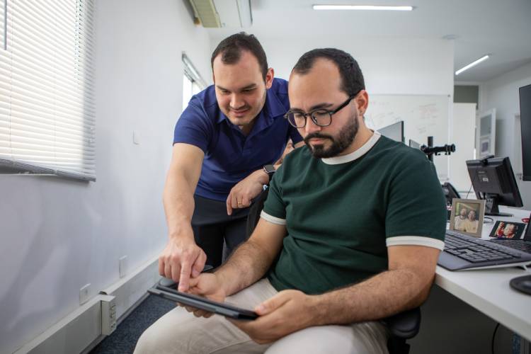 Alex Ranieri e James Siqueira do Centro de Vigilância Viral e Avaliação Sorológica  do Instituto Butantan (CeVIVAS) 