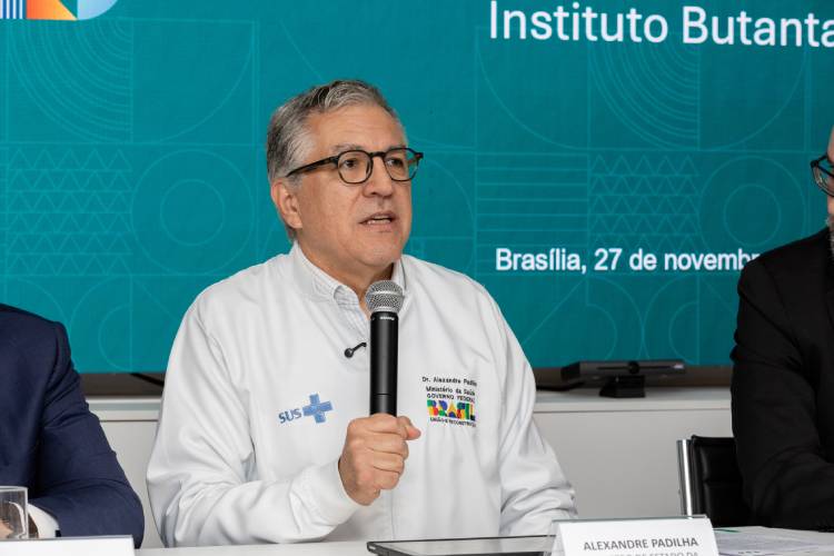 O ministro da Saúde, Alexandre Padilha, durante o anúncio da aprovação da Butantan-DV pela Anvisa