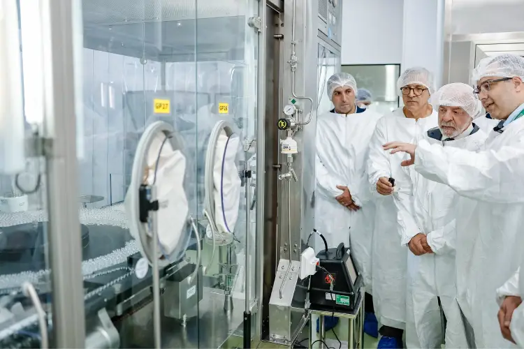 Presidente Lula e o ministro da Saúde, Alexandre Padilha, visitam a fábrica da Butantan-DV, a vacina contra dengue de dose única desenvolvida pelo Instituto Butantan