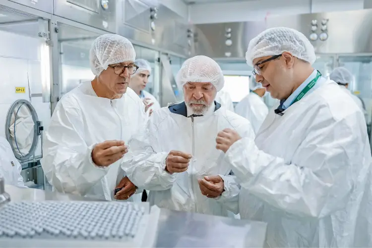 Lula visita fábrica de produção da Butantan-DV, a vacina contra dengue desenvolvida pelo Instituto Butantan