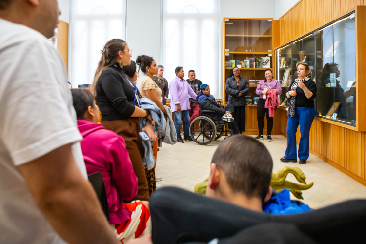 Maísa mostra os livros históricos que fazem parte do acervo da biblioteca científica do Instituto Butantan