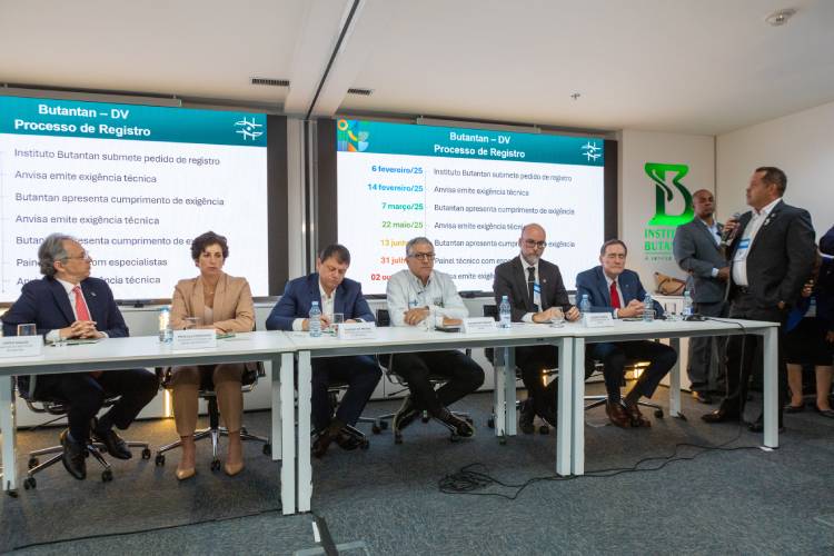 O gerente-geral de produtos biológicos da Anvisa, Marcelo Moreira, durante o anúncio da aprovação da Butantan-DV