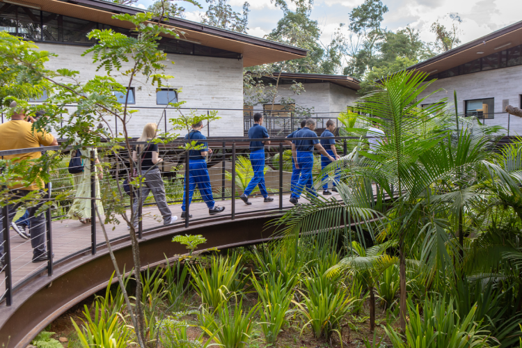 Adolescentes da Fundação CASA participam de experiência imersiva no LEEv