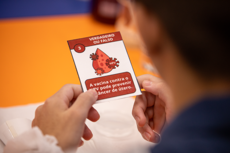Adolescentes participam de jogo que informe e diverte sobre o HPV