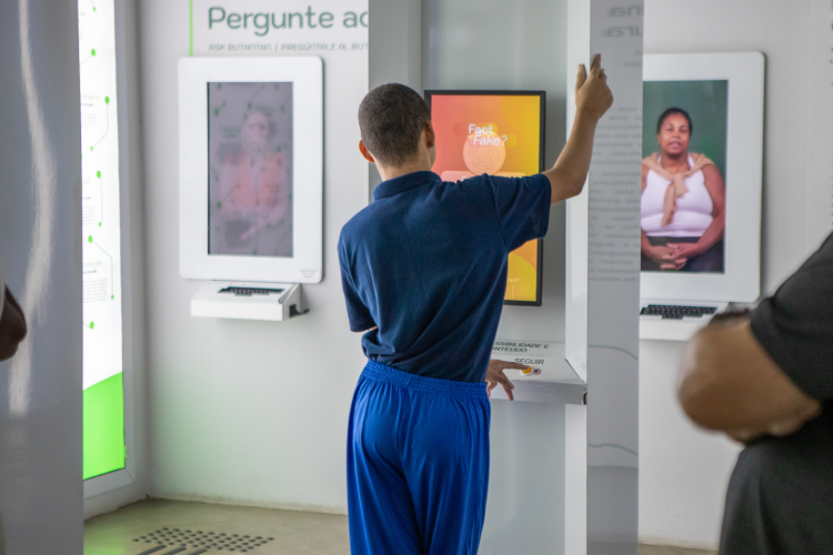 Um dos adolescentes responde perguntas sobre imunização no Museu da Vacina