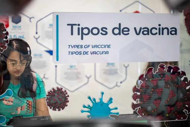 Visitante no Museu da Vacina do Instituto Butantan