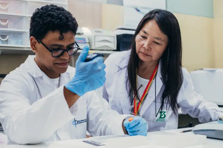 Anita orienta um de seus alunos no laboratório de Herpetologia