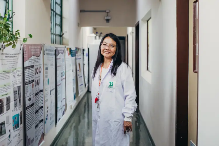 Anita mostra com orgulho alguns de seus estudos anexados em corredor da Herpetologia