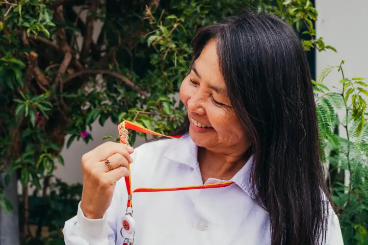 A pesquisadora Anita Mitico Tanaka Azevedo carrga um pin em formato de serpente