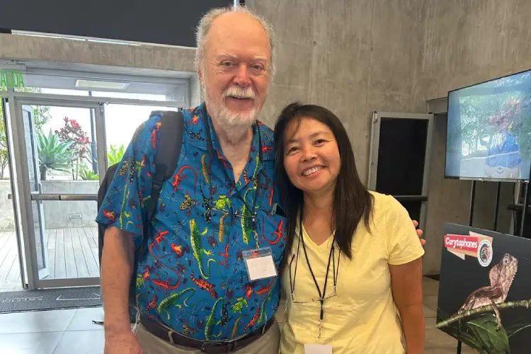 Anita encontra o renomado herpetólogo estadunidense Jonathan A. Campbell no 13º Congresso Latino Americano de Herpetologia