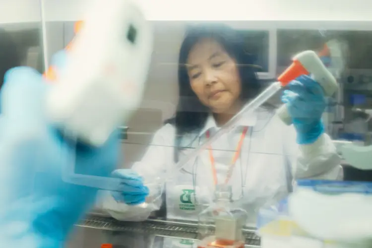 Anita durante sua prática de pesquisa no Laboratório de Herpetologia do Instituto Butantan