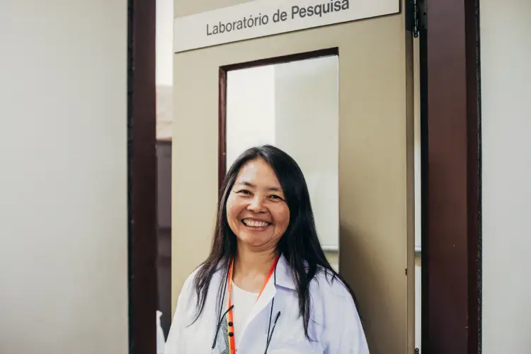 A pesquisadora Anita Mitico no Laboratório de Herpetologia do Instituto Butantan