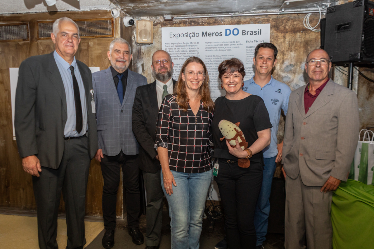 O diretor do LEEv, Paulo Nico; o dono e criador do Aquário de São Paulo, Anael Fahel; o pesquisador científico do LEEv Daniel Pimenta; a responsável técnica do LEEv, Cristiane Pizzutto; a diretora do CDC, Sandra Coccuzzo, e o presidente do Instituto Meros do Brasil, Matheus Freita