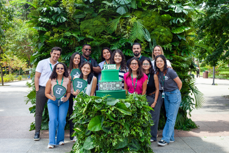 Festa de 125 anos tem comemoração com bolo, painel instagramável, brindes e fotos